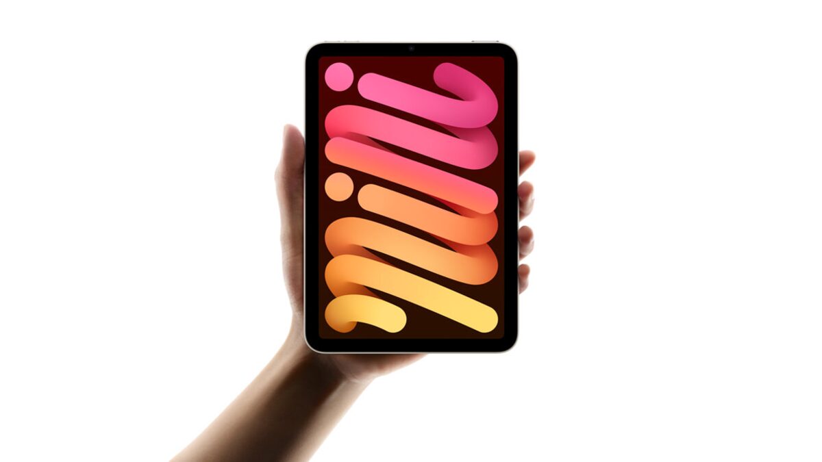 Apple公式の現行iPad mini（A17 Pro）を手に持った製品画像
