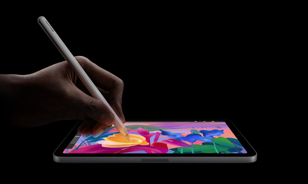 Apple公式のiPad mini（A17 Pro）にApple Pencil Proで描画している画像