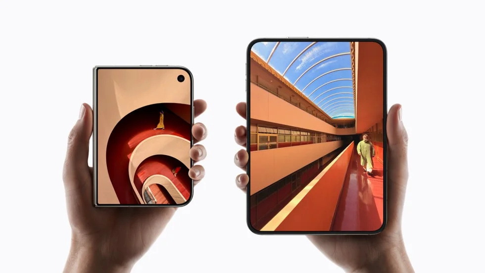 閉じた状態と開いた状態のiPhone Duoを手に持って比較