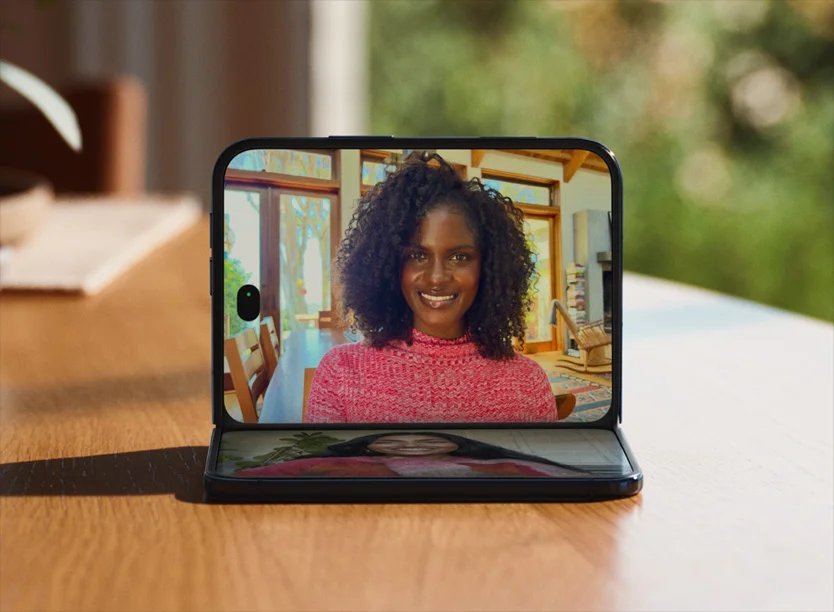 半開きのiPhone Duoを机に置いてFaceTimeで通話する様子